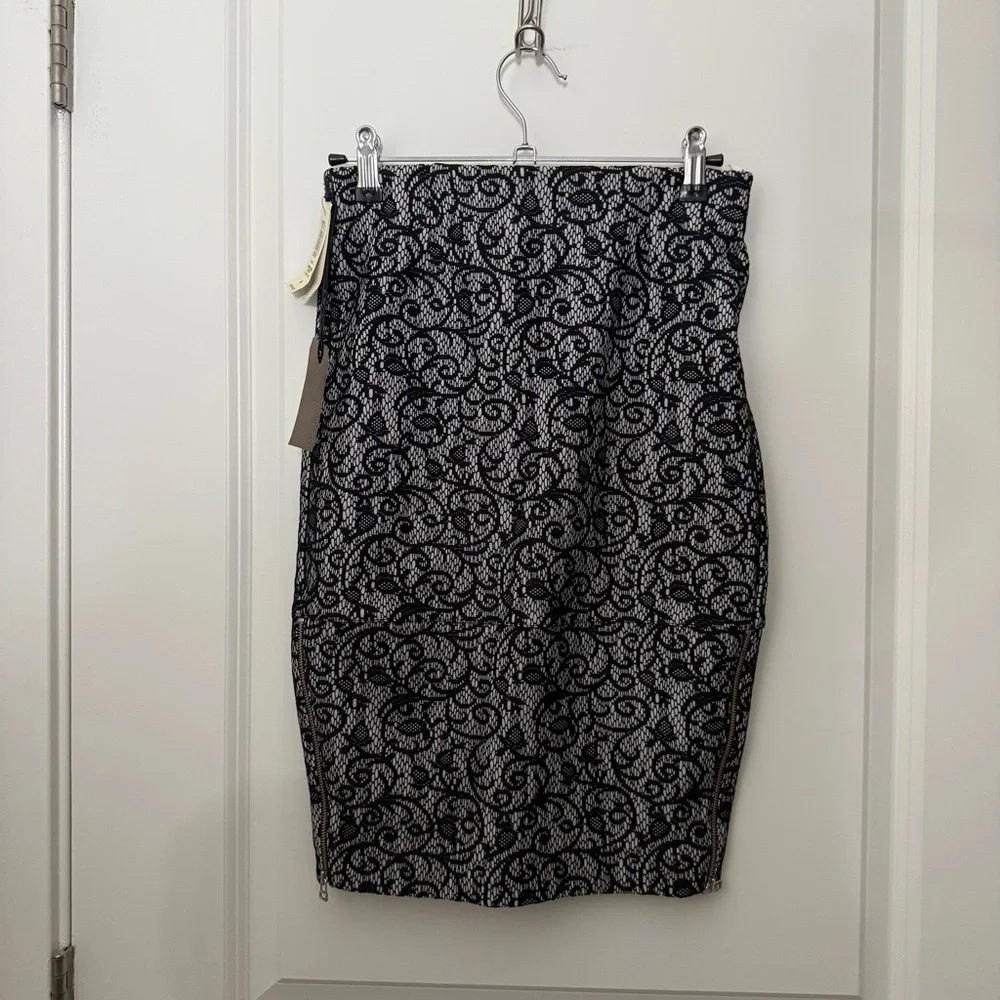 NWT Aritzia Wilfred Campagne Skirt - Black Lace (4)